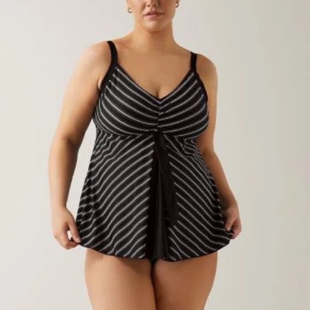 Evans Black Stripe Print Tankini Top Womens Size‎ 26 PLUS Flyaway Print V Neck